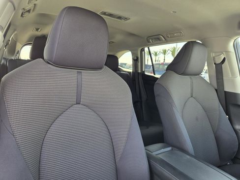 Used 2024 Toyota Highlander LE image 34