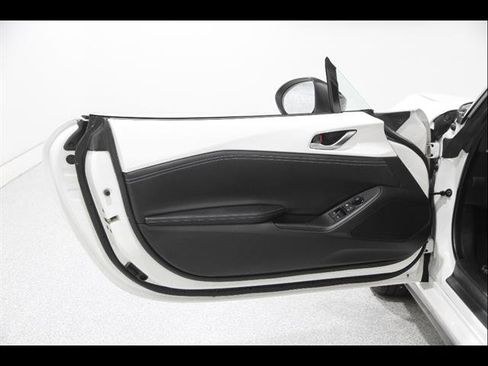 Certified 2024 MAZDA MX-5 Miata Club RWD image 5