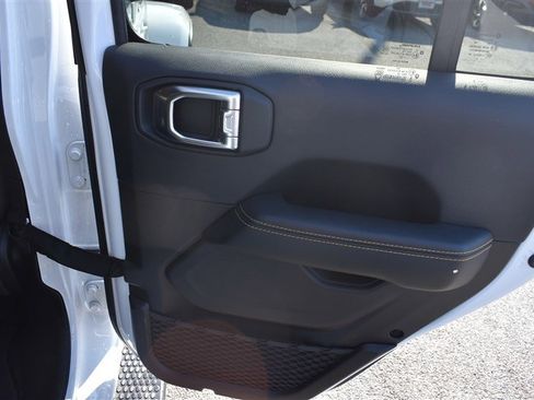 Used 2025 Jeep Wrangler Unlimited Sahara image 23