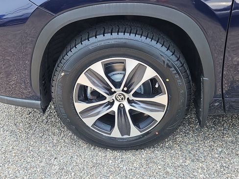 Used 2021 Toyota Highlander XLE AWD/4WD image 7