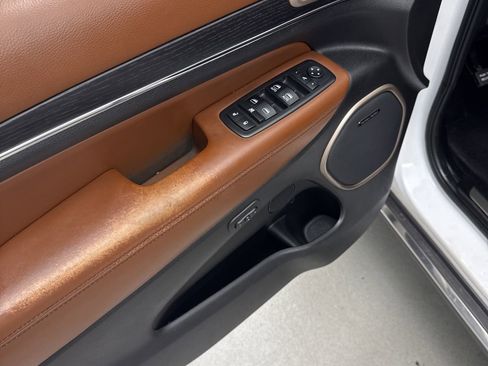 Used 2017 Jeep Grand Cherokee Summit image 14