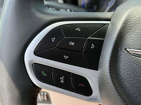 Used 2024 Chrysler Pacifica Touring-L FWD image 20
