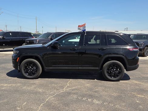 Used 2025 Jeep Grand Cherokee Altitude AWD/4WD image 2