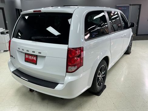 Used 2018 Dodge Grand Caravan SE image 3