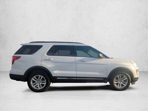 Used 2018 Ford Explorer XLT image 7
