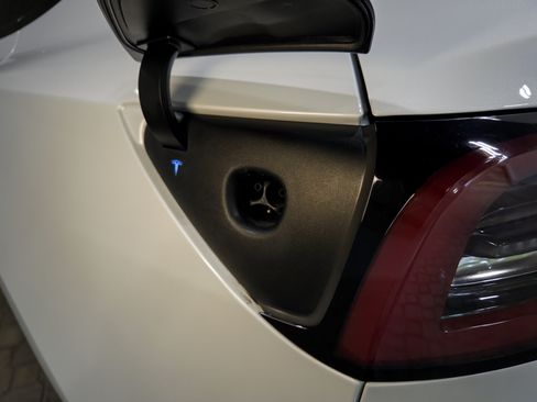 Used 2022 Tesla Model 3 Long Range AWD/4WD image 5