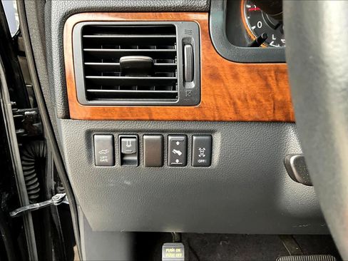 Used 2014 Nissan Armada Platinum image 32