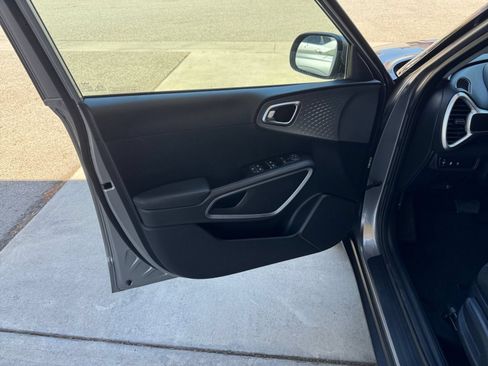 Used 2025 Kia Soul LX w/ LX Technology Package FWD image 18