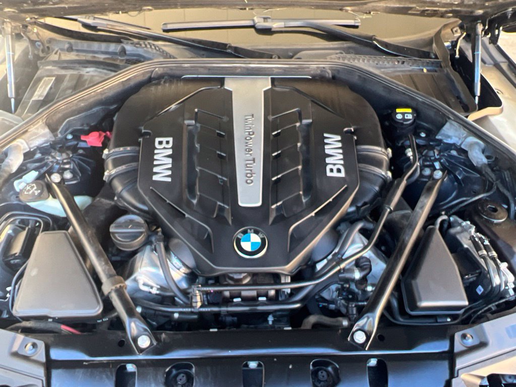 Used 2015 BMW 750Li xDrive AWD/4WD image 29