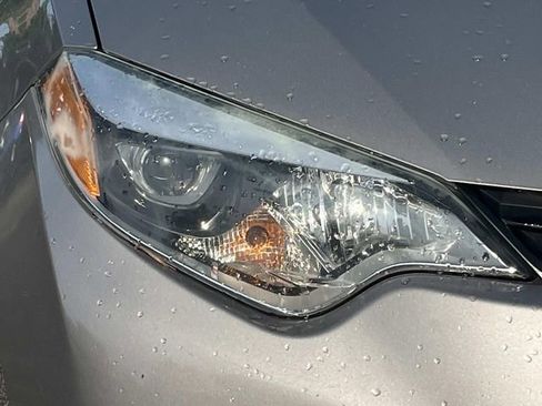 Used 2014 Toyota Corolla LE FWD image 9