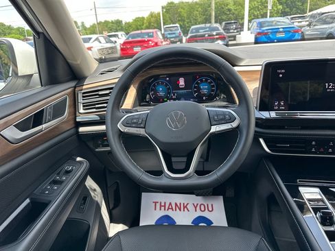 Used 2024 Volkswagen Atlas SE AWD/4WD image 18