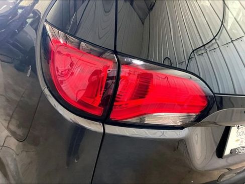 Used 2020 Chrysler Pacifica Touring w/ S Appearance Package image 8