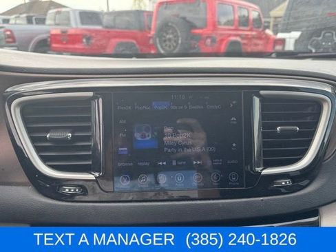 Used 2017 Chrysler Pacifica Touring-L image 17