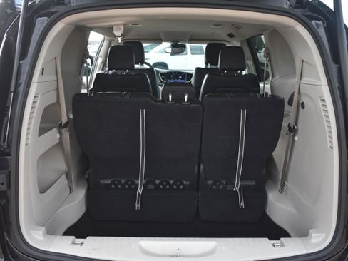 Used 2023 Chrysler Pacifica Touring-L FWD image 18