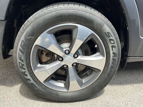 Used 2019 Jeep Cherokee Limited AWD/4WD image 11