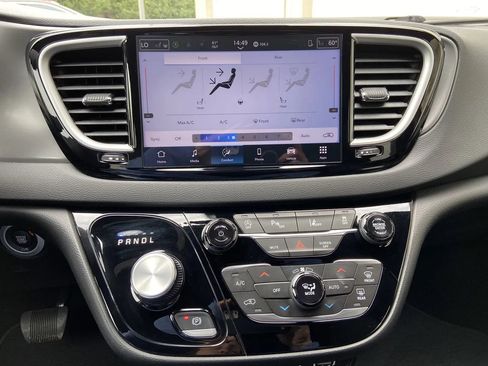 Used 2025 Chrysler Pacifica Select FWD image 20