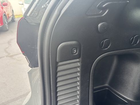 Used 2022 Jeep Grand Cherokee Laredo X image 21