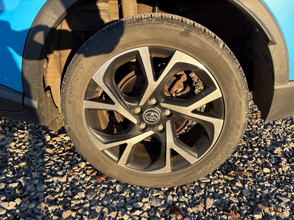 Used 2019 Toyota C-HR XLE FWD image 4