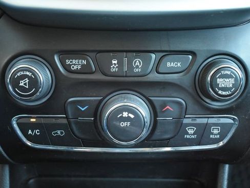 Used 2018 Jeep Cherokee Trailhawk w/ Cold Weather Group AWD/4WD image 28
