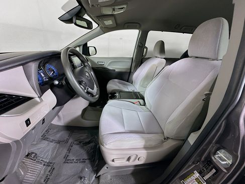Used 2020 Toyota Sienna LE w/ LE Preferred Package FWD image 12