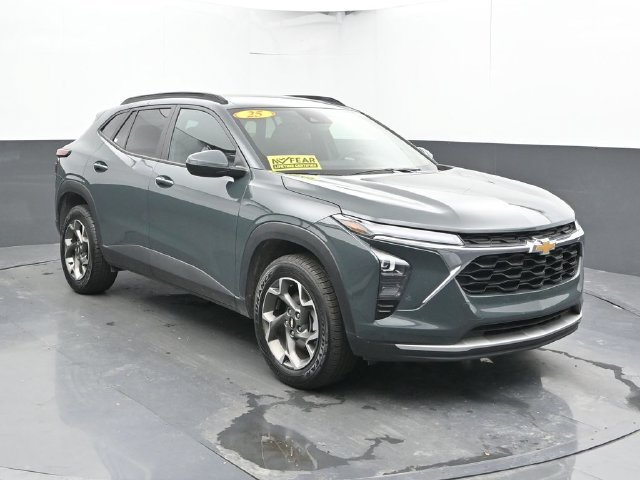 Used 2025 Chevrolet Trax LT FWD image 6