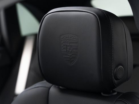 Certified 2025 Porsche Macan AWD/4WD image 19