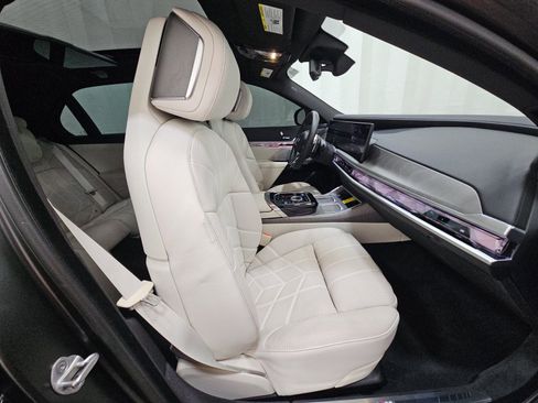 Used 2023 BMW 760i xDrive image 12