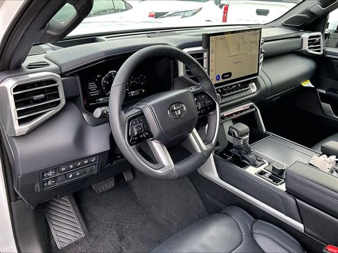 Used 2025 Toyota Sequoia Platinum image 16