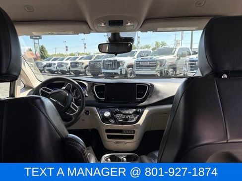 Used 2023 Chrysler Pacifica Touring-L FWD image 17
