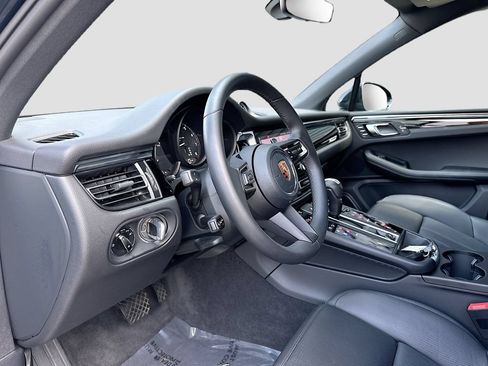 Certified 2026 Porsche Macan AWD/4WD image 4