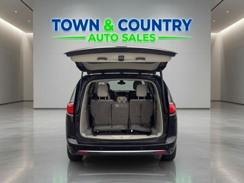 Used 2017 Chrysler Pacifica Touring-L FWD image 5