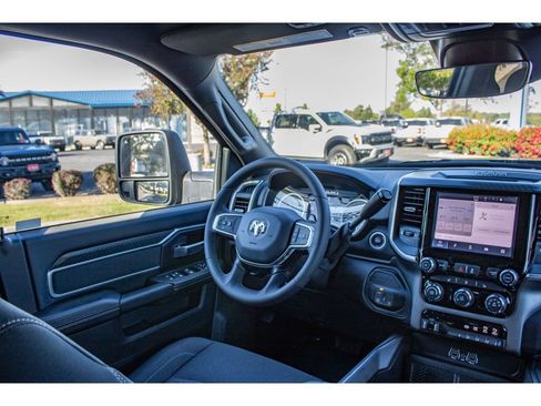 Certified 2025 RAM 2500 Big Horn AWD/4WD image 23