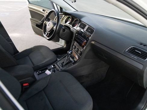 Used 2018 Volkswagen e-Golf SE image 12