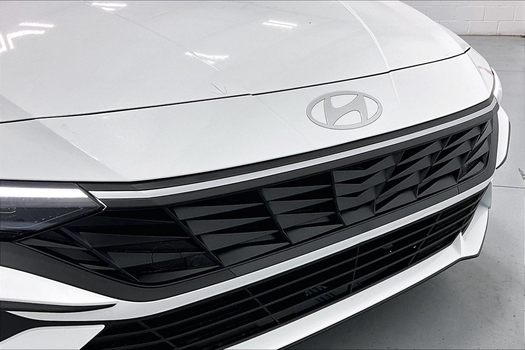 Used 2026 Hyundai Elantra SE FWD image 28