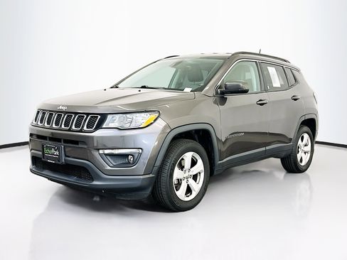 Used 2018 Jeep Compass Latitude w/ Popular Equipment Group AWD/4WD image 3
