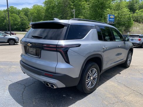 Used 2025 Chevrolet Traverse LT FWD image 11