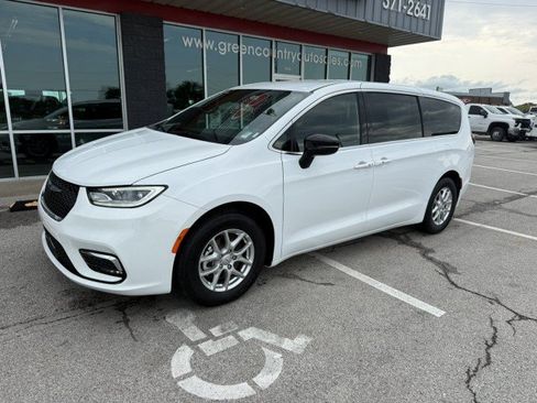 Used 2026 Chrysler Pacifica Select FWD image 1