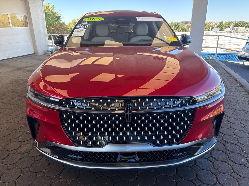 Used 2025 Lincoln Nautilus Premier AWD/4WD image 2