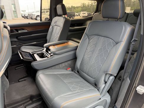 Used 2023 Jeep Grand Wagoneer Series III AWD/4WD image 18