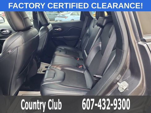 Used 2021 Jeep Cherokee Trailhawk AWD/4WD image 24