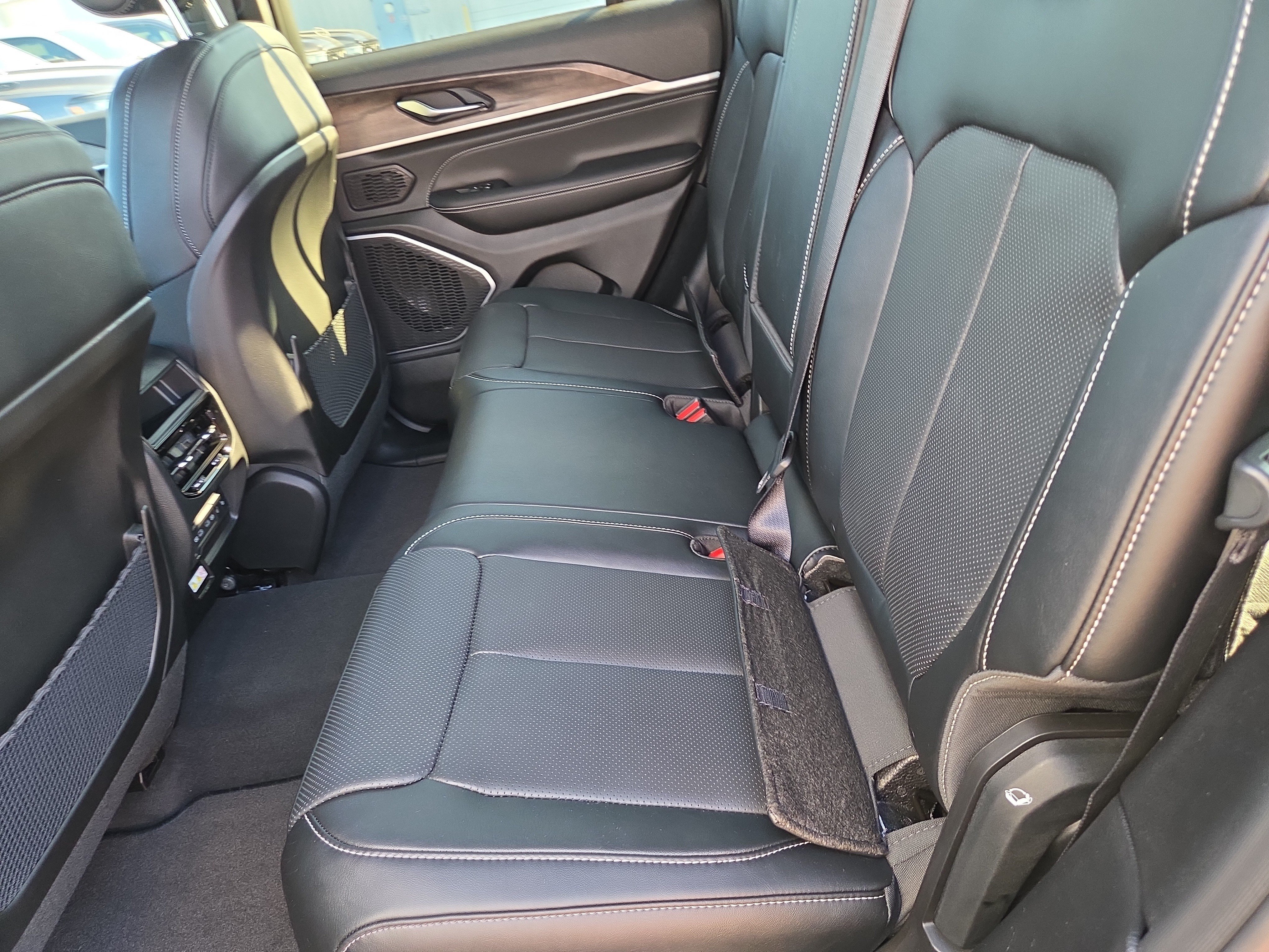 New 2027 Jeep Grand Cherokee Limited AWD/4WD image 5