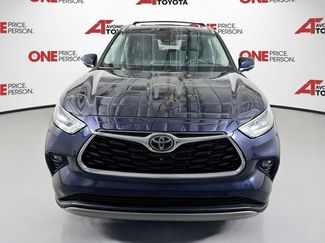 Used 2023 Toyota Highlander Platinum FWD video 2