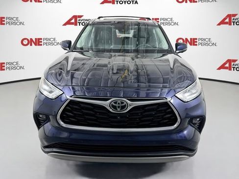 Used 2023 Toyota Highlander Platinum FWD image 2