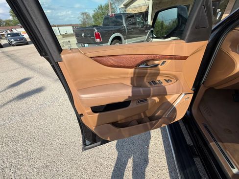 Used 2017 Cadillac Escalade AWD Platinum image 18