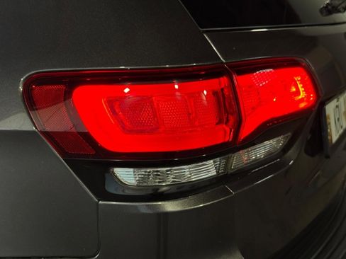 Used 2021 Jeep Grand Cherokee Laredo X image 10