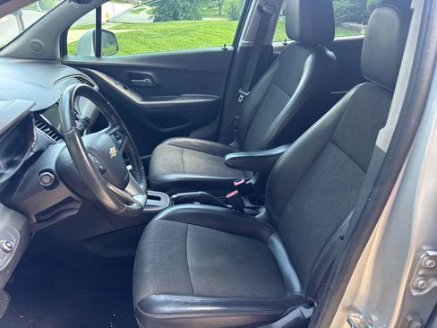Used 2019 Chevrolet Trax LT w/ LT Convenience Package FWD image 14