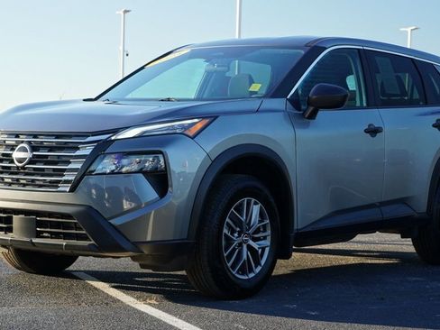 Used 2025 Nissan Rogue S image 9