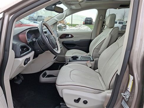 Used 2017 Chrysler Pacifica Limited image 14
