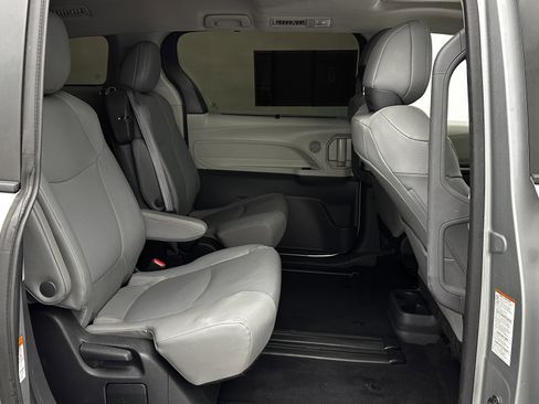 Used 2023 Toyota Sienna XLE image 34