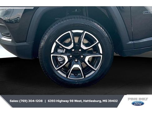 Used 2024 Jeep Compass Trailhawk AWD/4WD image 7